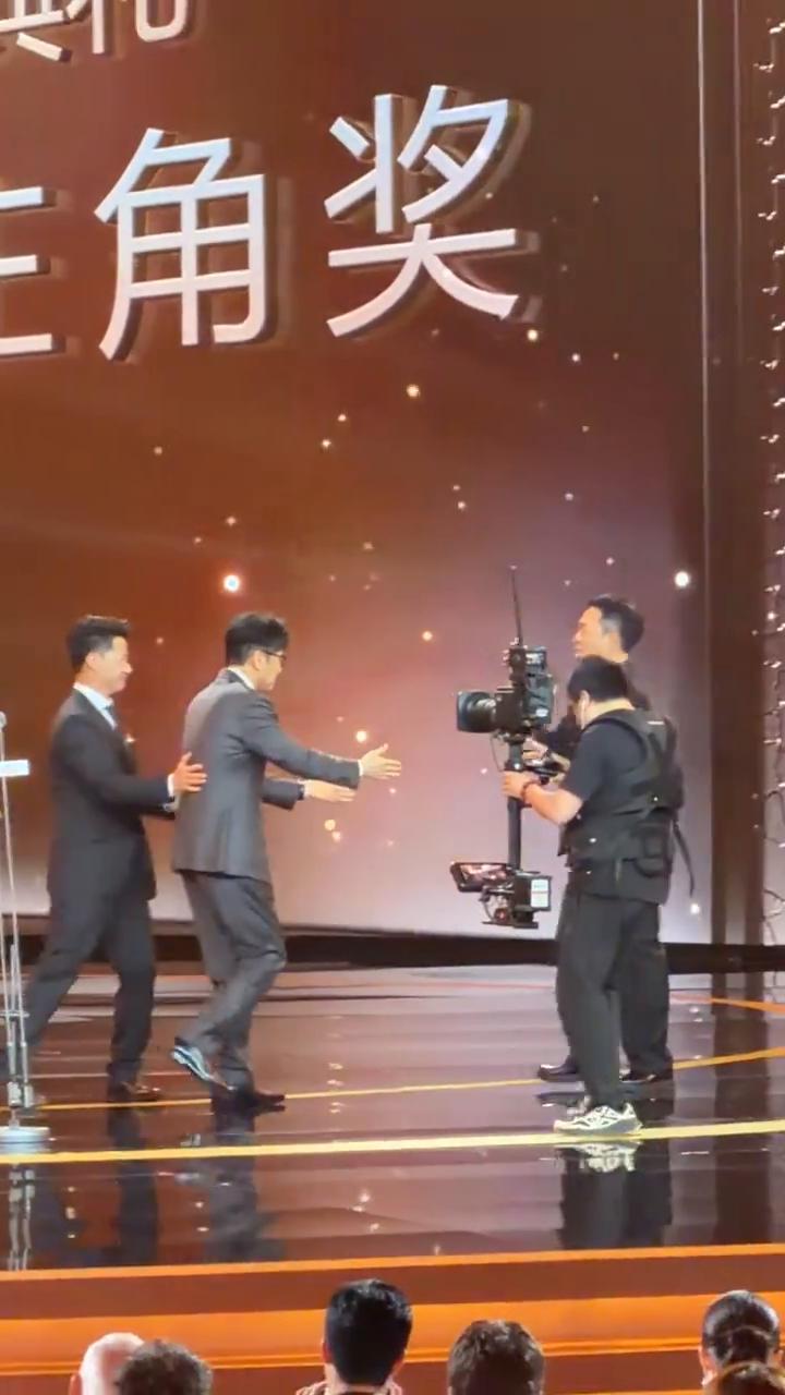 请张艺、段玉红为于何伟颁奖。看到了三个好朋友的碰面，中国电影的中间力量。恭喜各位