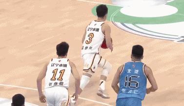 张镇麟空接拉杆重扣，帮助辽宁91-77领先北京14分
辽宁与北京的比赛进行至末节