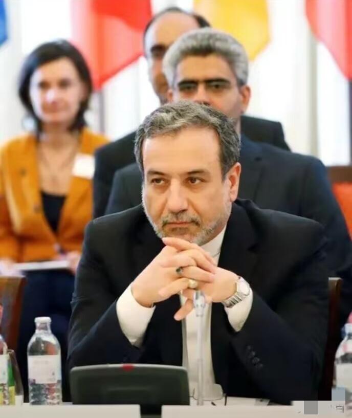 伊朗外长宣布新消息，
2026年4月27日，伊朗外长阿拉格齐在抵达俄罗斯圣彼得堡