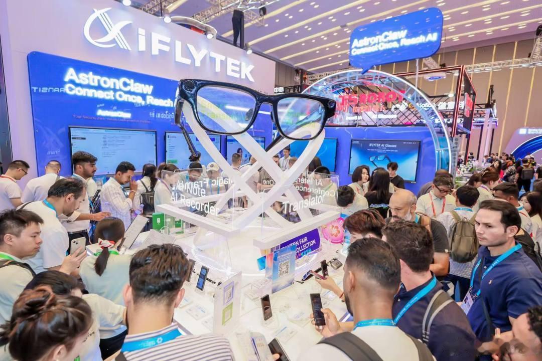 在第139届广交会上，搭载了AstronClaw底座能力的讯飞AI眼镜首次亮相，