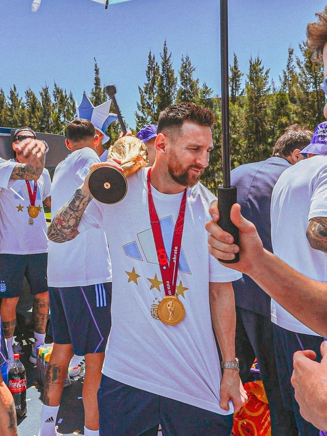 世界冠军队长[what]？不就似咱老哥扛锄头，分量不同而已[笑哭]。咱撬地球，梅