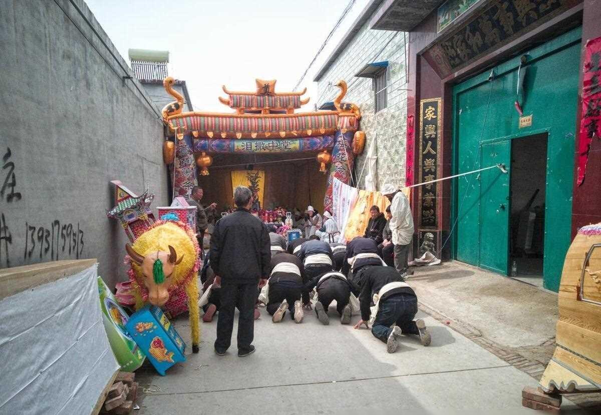 昨晚，我做梦都没想到，自己会在儿子婚礼上哭得像个孩子。

儿子小强从小就是个倔脾