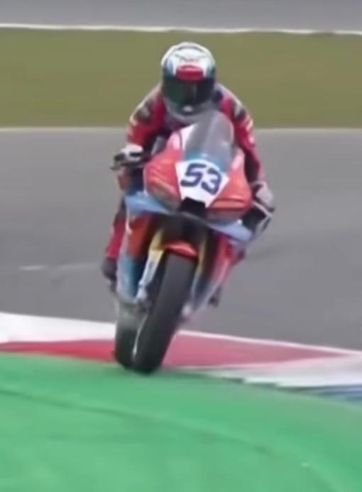 张雪机车荷兰站这比赛太精彩了！
在世界超级摩托车锦标赛这种顶级赛场，中国车队的5