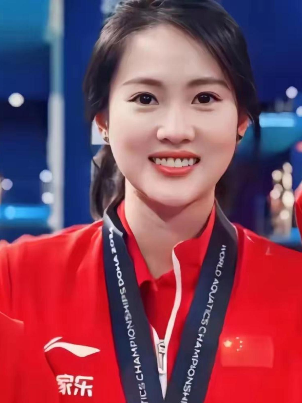 1995年，奥运冠军陈若琳被亲生父母遗弃，由舅舅抚养长大，等她赢得了22个世界冠