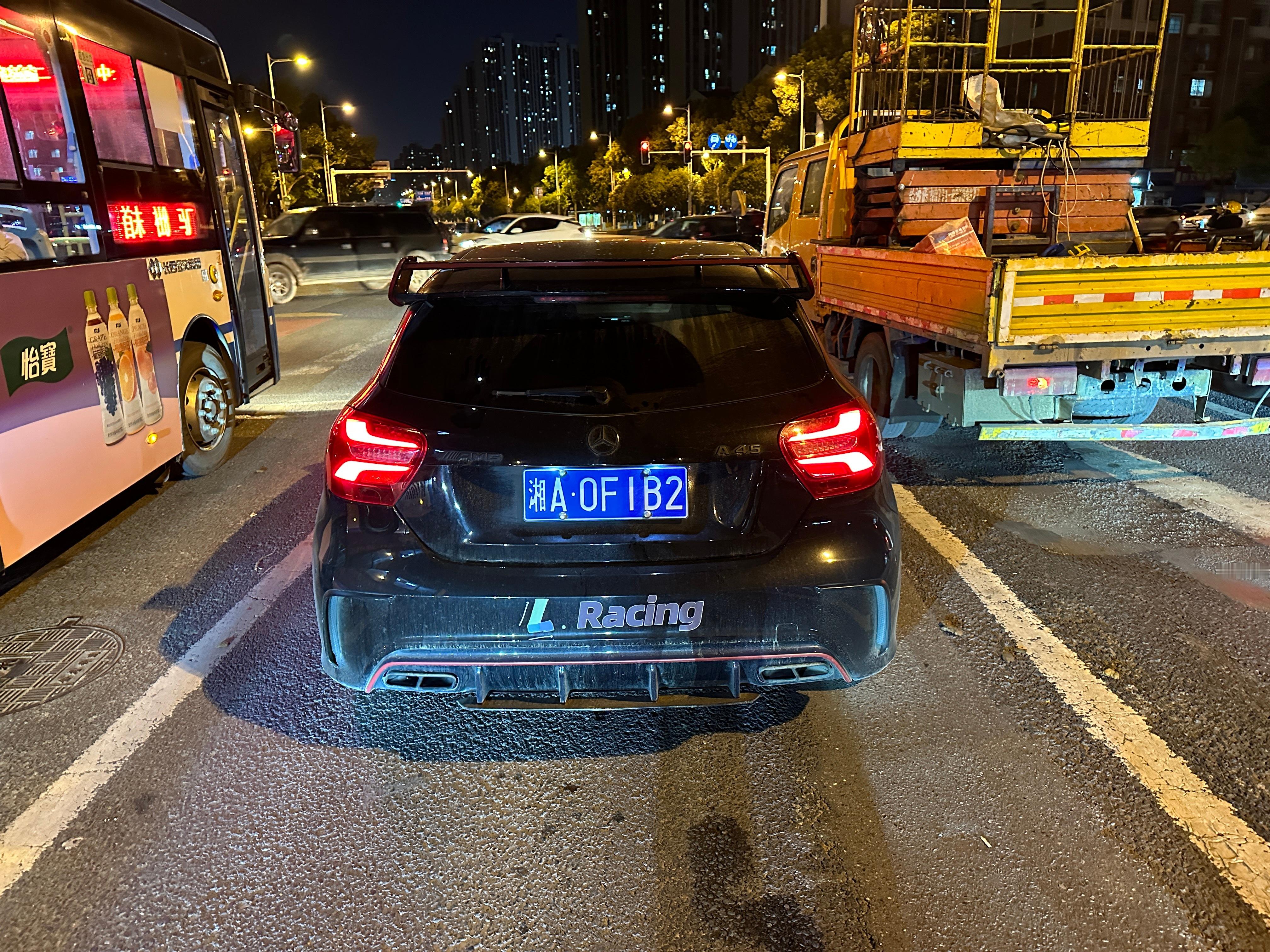 刚把避震弄好，出来试车没油了，抛锚在红绿灯[微笑] 