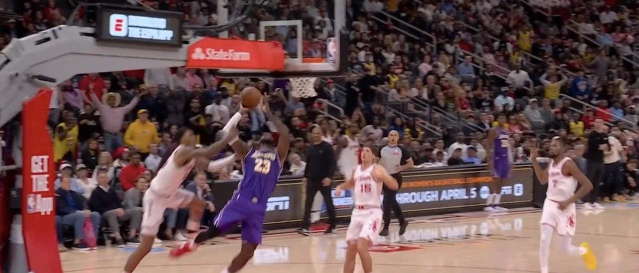 第四节5分39秒，41岁詹姆斯快下接东契奇传球准备暴扣，火箭小贾从身后直接一个大