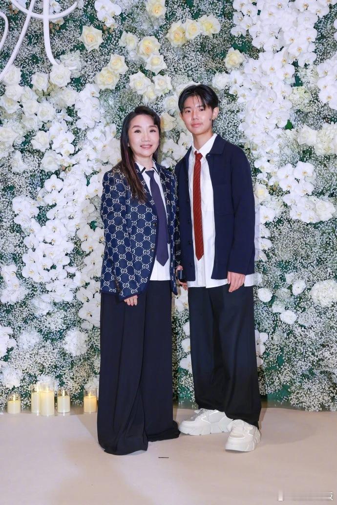 谢盈萱蔡诗芸等参加邱泽许玮甯婚礼 28日晚，吴姗儒和老公、王阳明蔡诗芸夫妻、陶晶