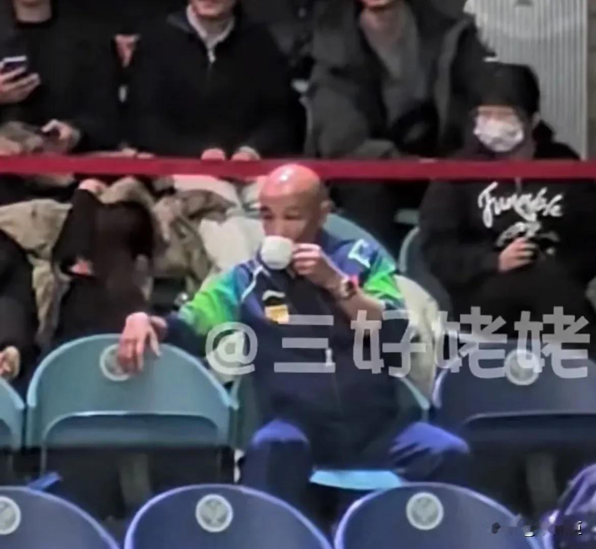 看王头比赛
优雅永不过时的肖指
这是喝茶还是喝咖子呀
还是你懂享受
肖爹：钦儿接