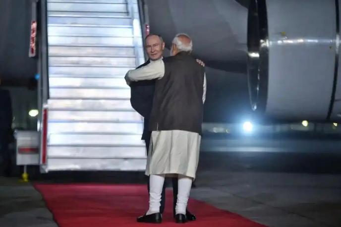 12月4号当天普京访问印度，莫迪就跟找到救命稻草一样，亲自前往机场迎接。
 
当