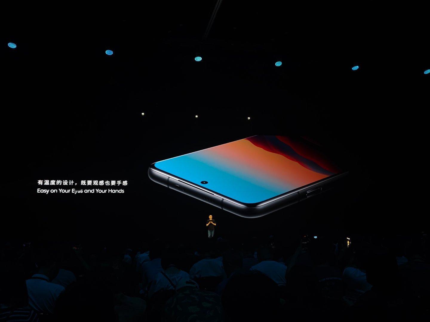 这次蔚来还发布了全新NIO Phone，采用了全球最好的，也是弯折深度最深的6.