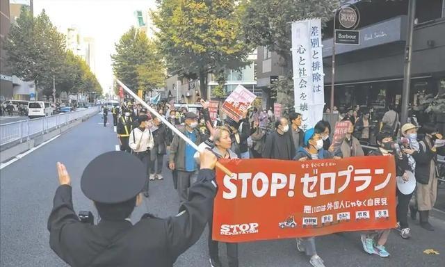 同样是使馆遇袭，日本对美对华差多少？
这次日本自卫队闯馆事件里，最让日本民众不满