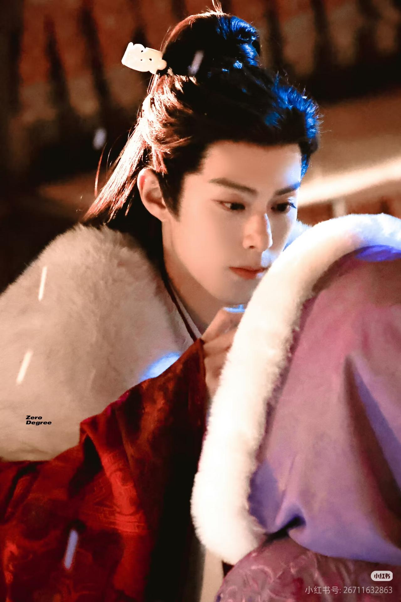 谢景行从书里出来了。
最杰出的军事家，政治家，最年轻的帝王。