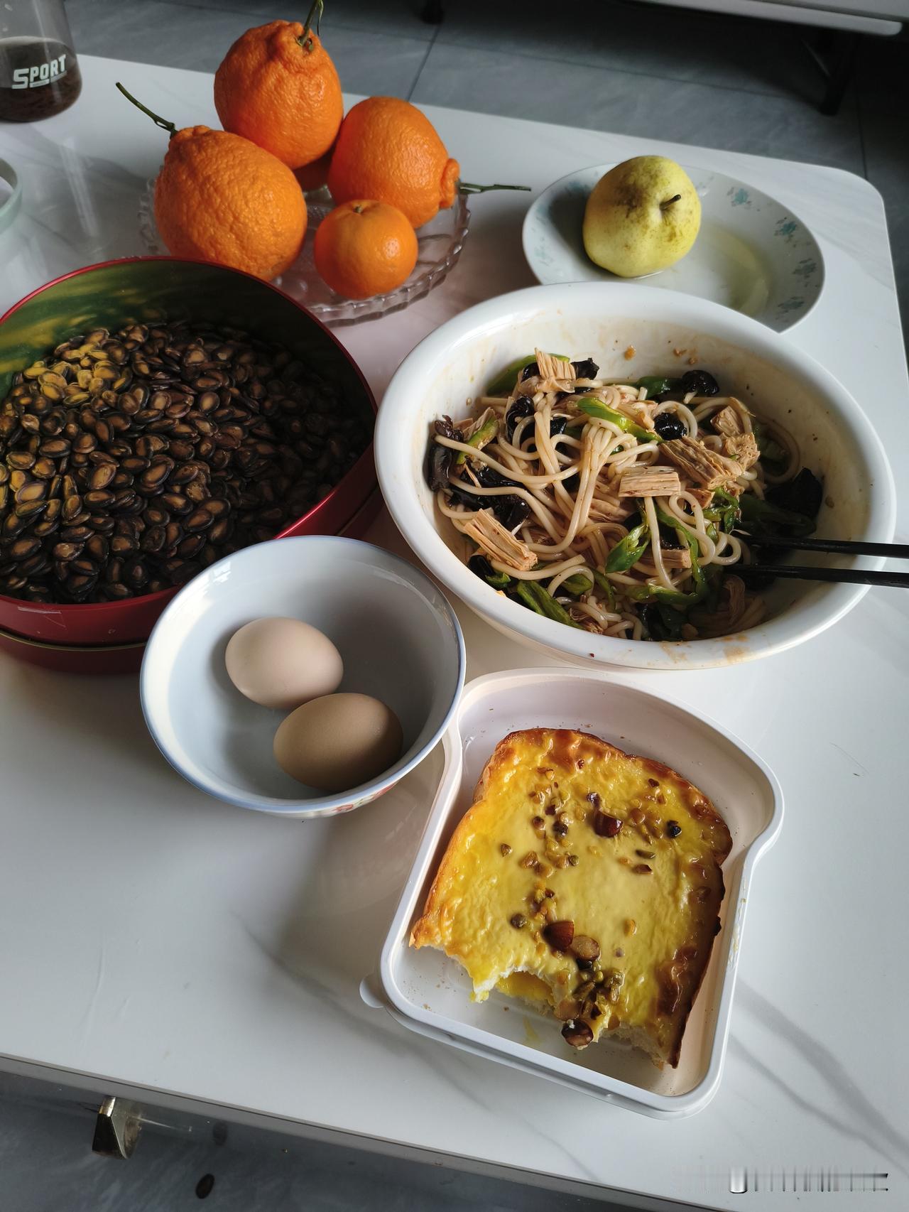 我是乌鲁木齐人，73年属牛的，今年53岁。

最近，我馋凉皮子馋得厉害。就像是怀