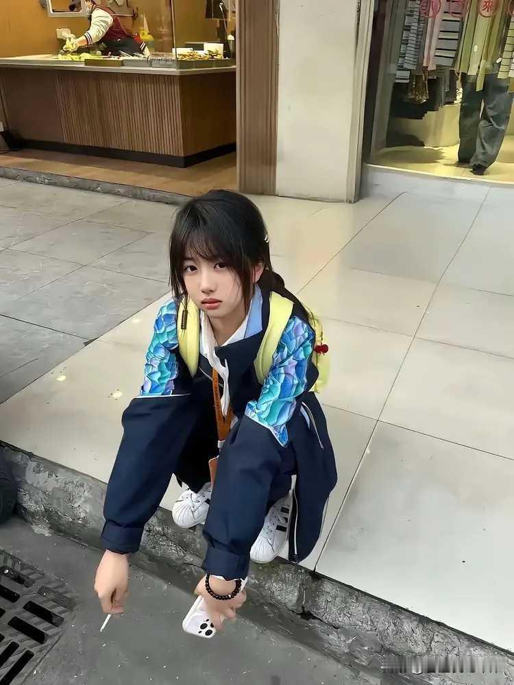 这个妹纸相貌还是很不错的。
可惜小小年纪就学了抽烟。
虽然抽烟不算什么坏事，但少