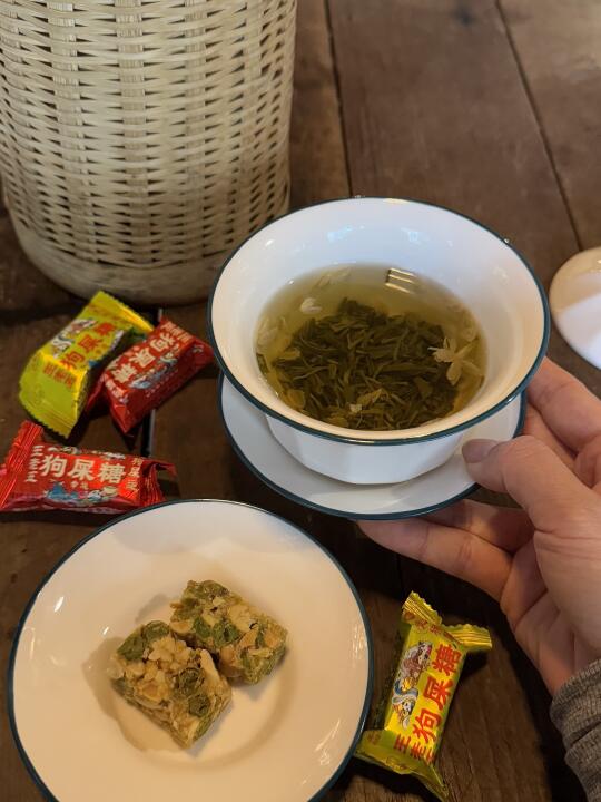 抚琴百年老茶馆！狗屎糖和盖碗茶也太适配