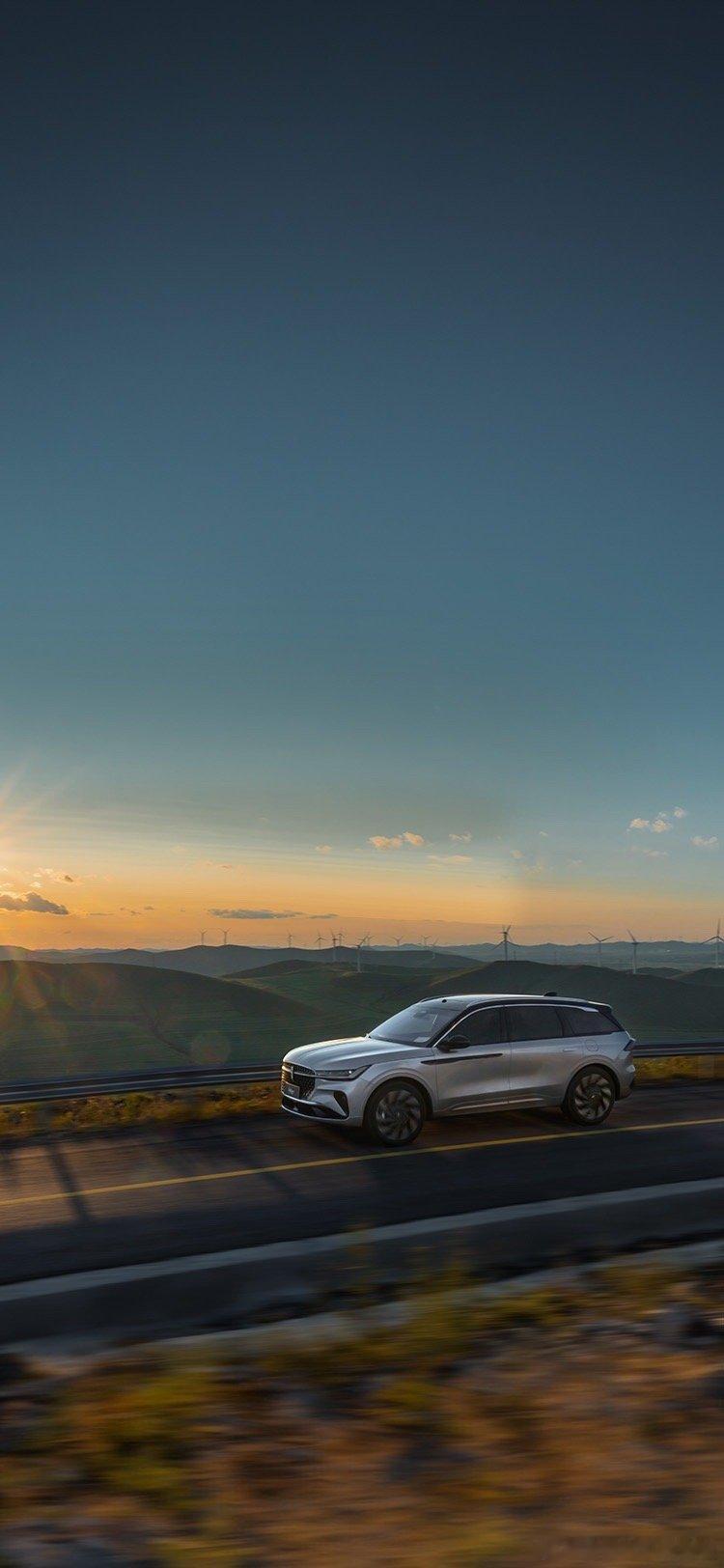 每个人 总有豪情藏于心 ，它在心底悄然生长。你或许未曾发现，但那些旋律早已承载着