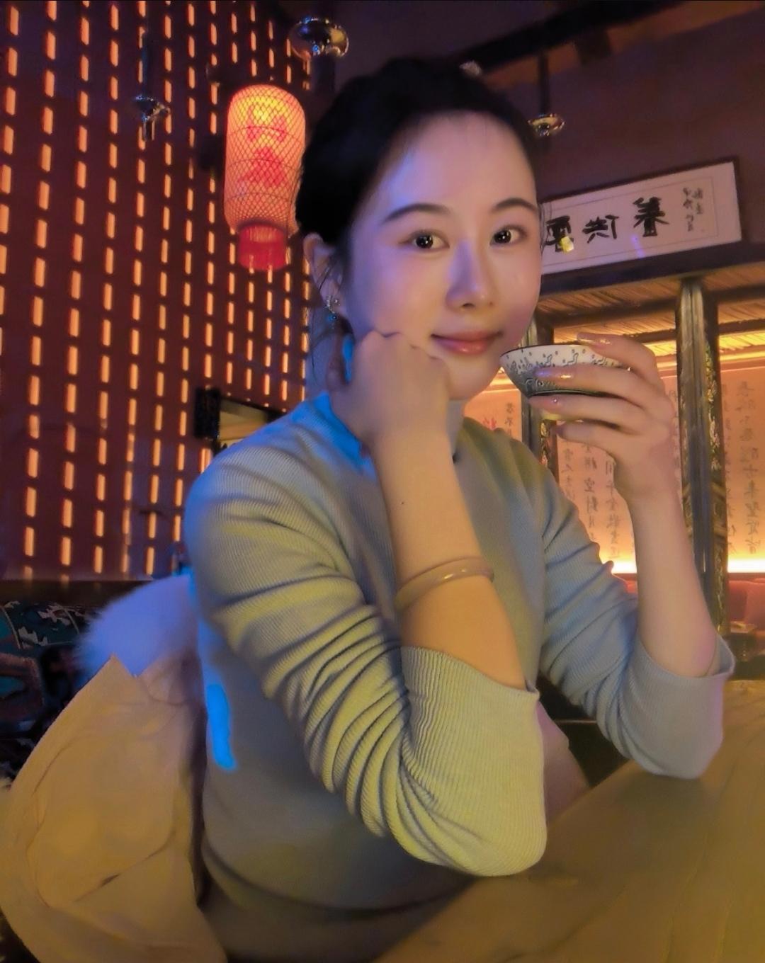 我们办公室三楼最东头那张办公桌，像个被画了隐形结界的地盘。主人姓陈，83年生的，