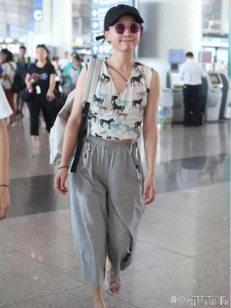 “周迅”又任性了，穿背心+七分裤就走机场，打扮像20岁的小姑娘 ​​​