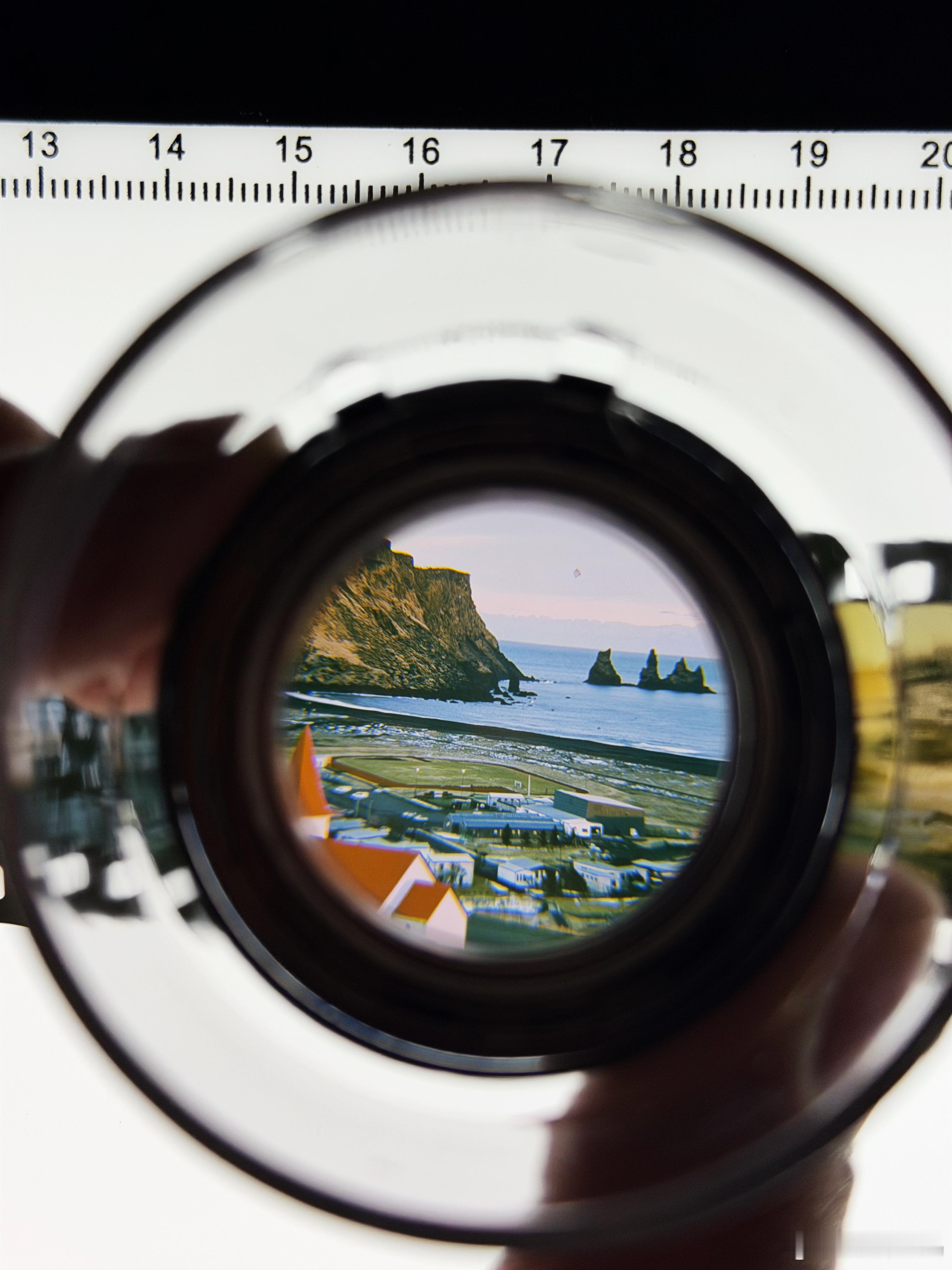 OPPO发布会邀请函是一套胶片观景台套装，里面有胶片、观片目镜、观片灯板。有点意