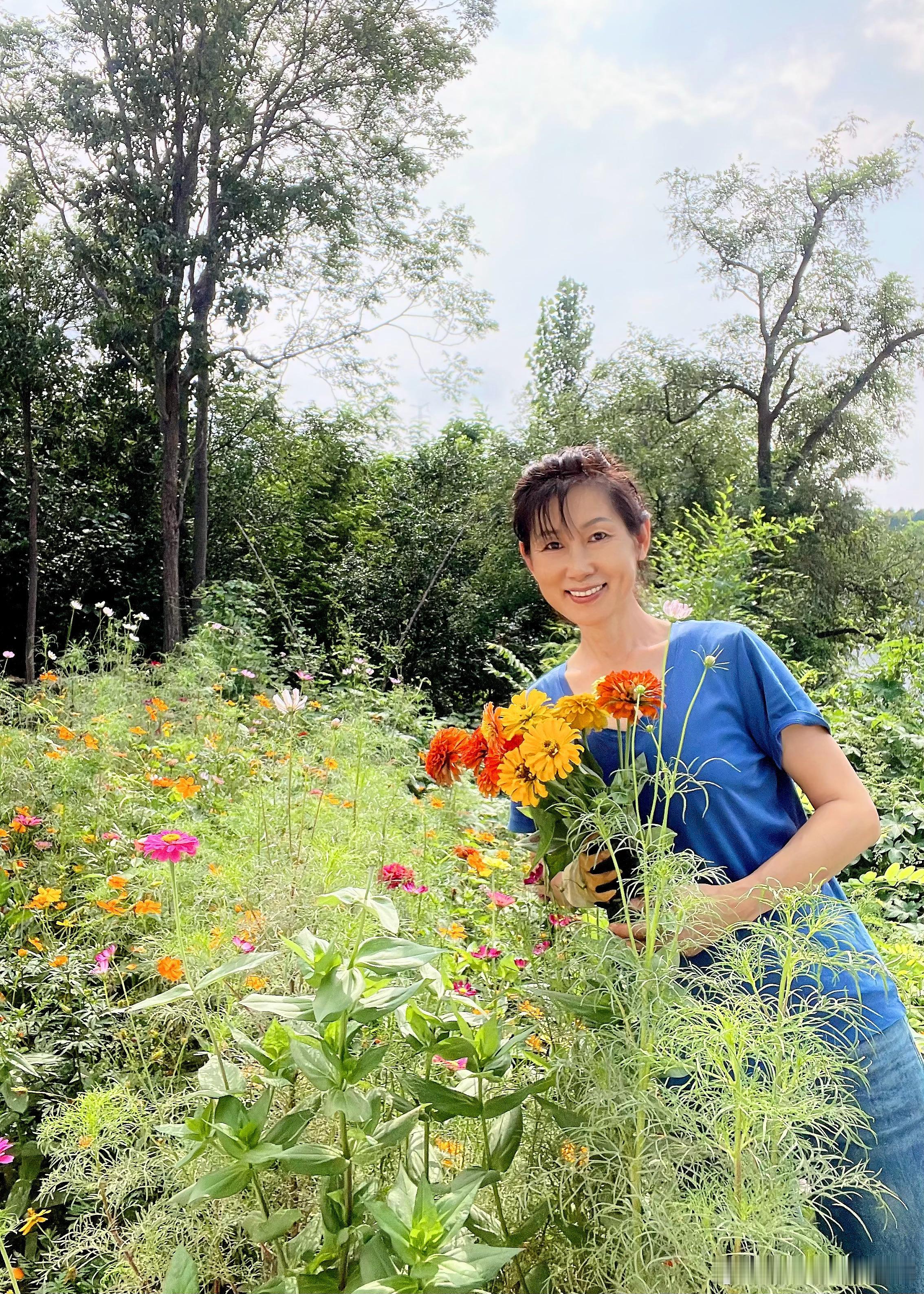 最喜欢乡村生活的清晨，每天听到喜鹊在屋檐上呱嗒呱嗒地踱步响，树枝上叽叽喳喳的麻雀