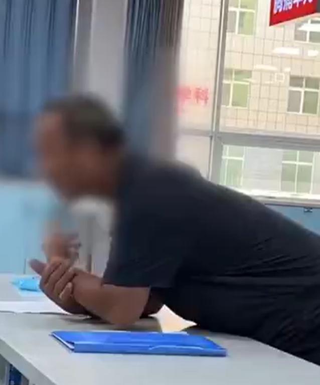 【，护士：很无力，自己帮不上什么忙】7月31日，河南三门峡。7旬兄弟带95岁母亲
