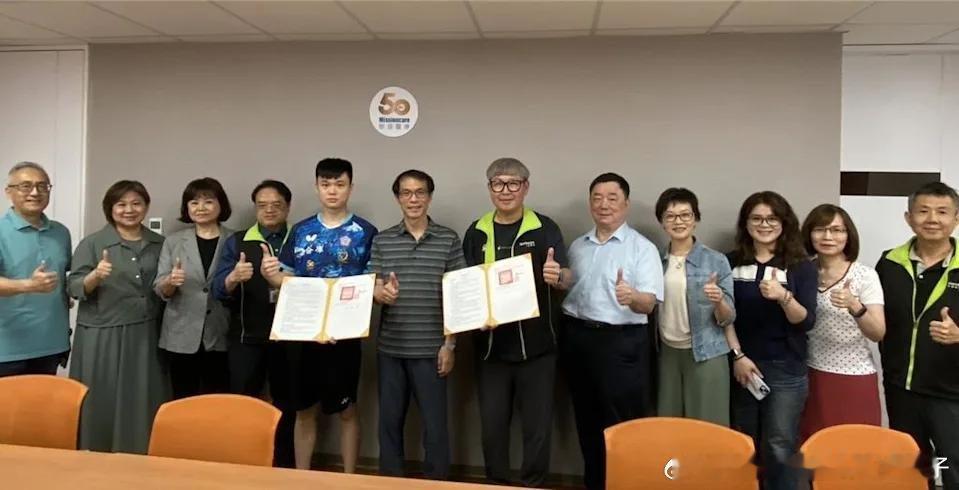 冯翊新因为在德国大运会男团决赛表现优异，与新的赞助商签约🤝将会提供专属教练、训