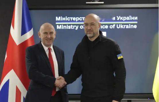 2026年4月15号那天，英国突然放了个大招，今年要给乌克兰送足足12万架无人机