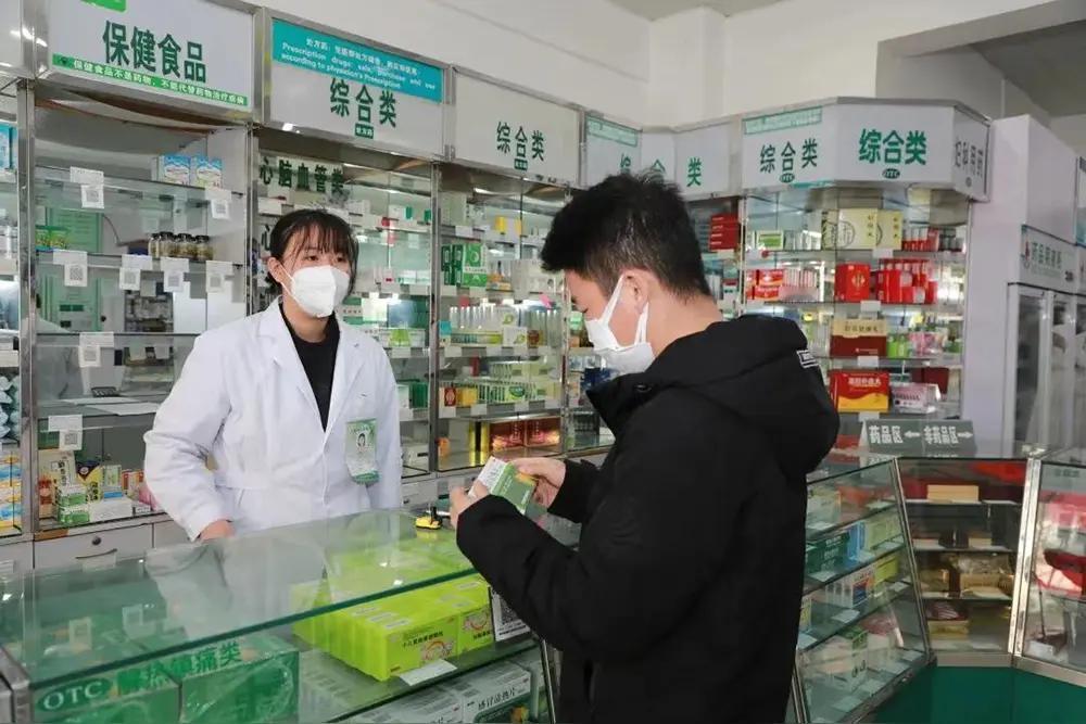 破防！43岁白发大哥抵押金链凑86元药费 店主硬核赠百元暖哭全网
 
山西运城一