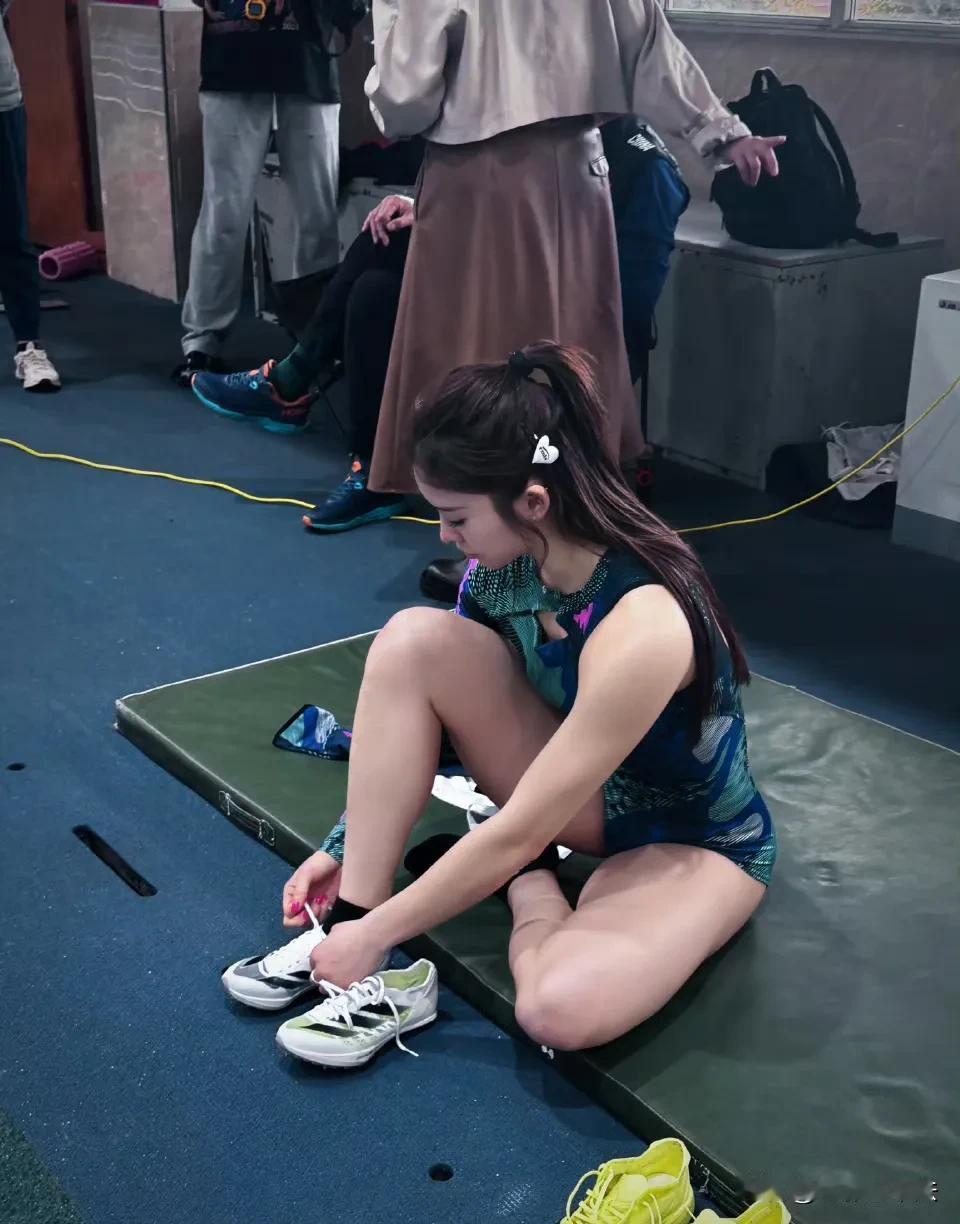 短跑女神吴艳妮被嘲笑“浓妆艳抹”到底冤不冤？我们一起来客观讨论一下。

先说结论