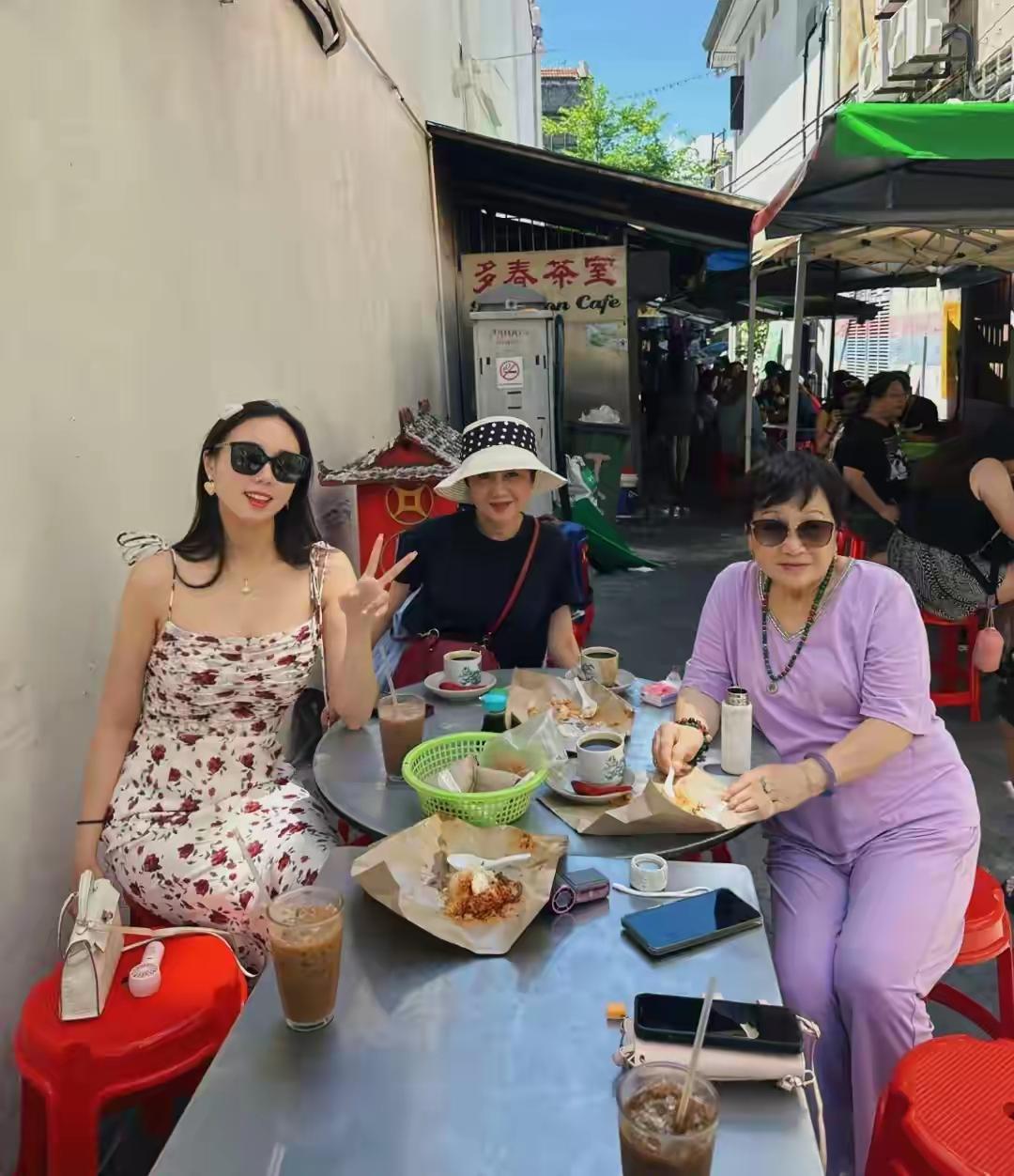 赌王都去世几年了，四太的母亲那是越活越年轻。这样看来，不仅四太年龄比赌王的小，就