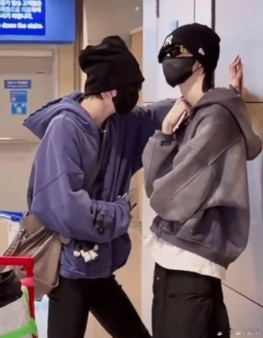 童禹坤壁咚黄朔童禹坤黄朔机场路透童禹坤黄朔机场路透，艾玛。 