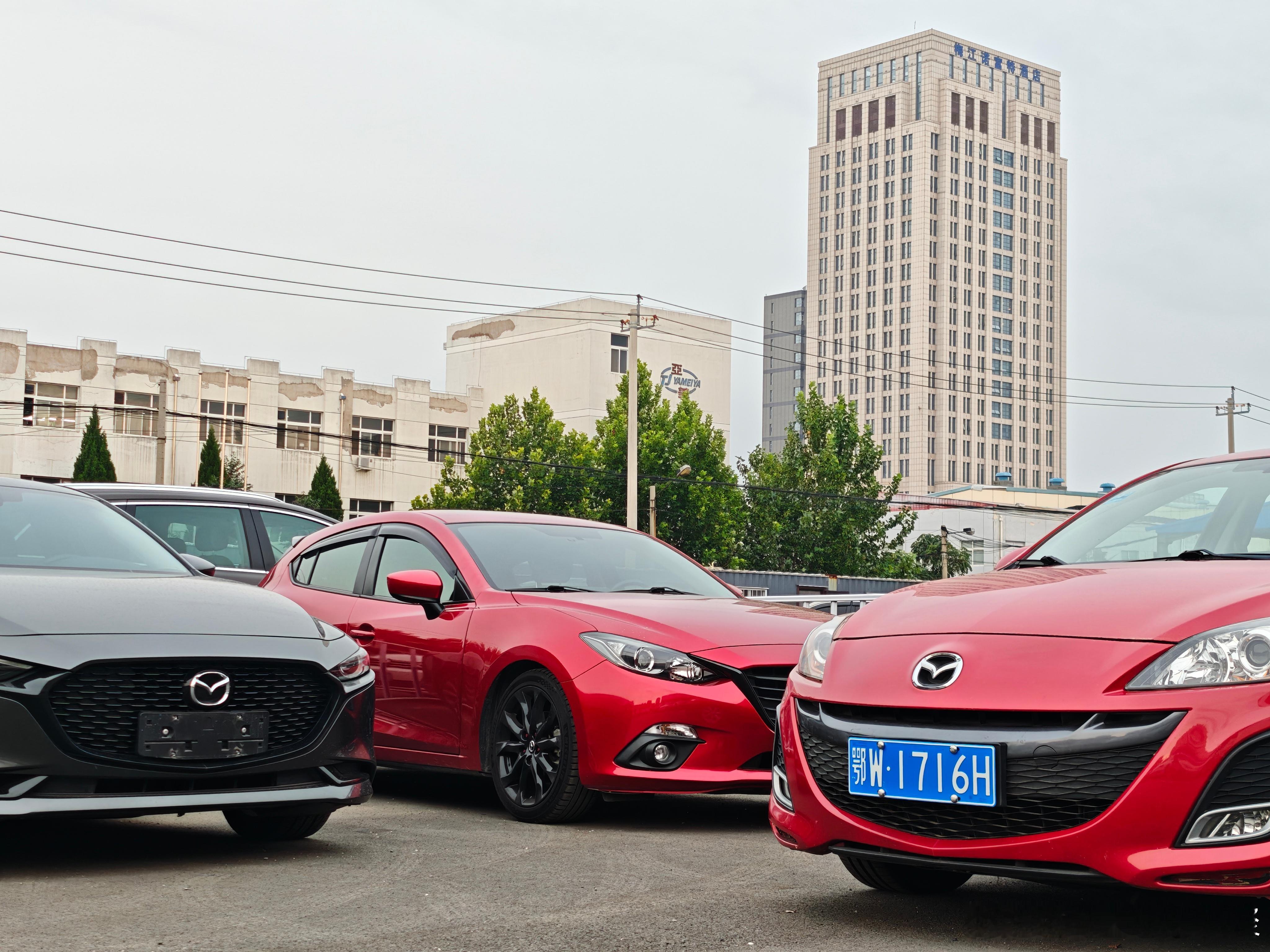 马力玩聚老马在路上 每代MAZDA 3都如此有魅力​BK（一代）​BL（二代）​