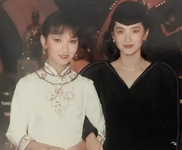 这二位绝色，
难得同台，
你觉得，
谁更美的有味道呢……
#女明星绝美造型# #