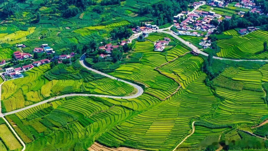 🤳想拍一套风格不重样的旅行九宫格，真的可以来越西试一试。藏在大凉山北部的这座小