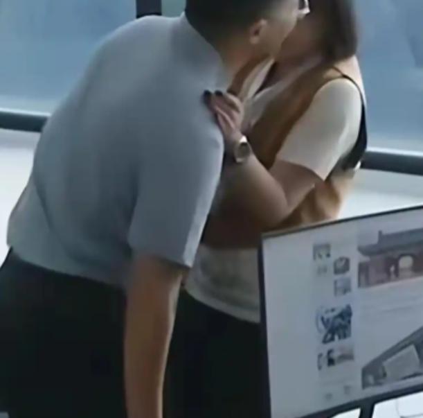 北京，一男子没忍住，在库房突然强吻了一下女同事，女同事花容失色，愤怒的报了警，这