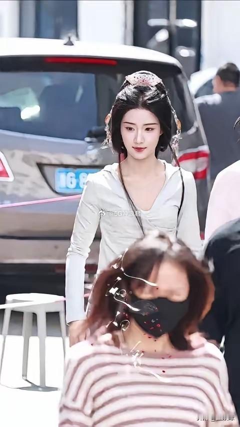 卢昱晓今日刺棠出妆，这状态符合你们心目中女主的形象吗？​卢昱晓在接受嘉人杂志釆访