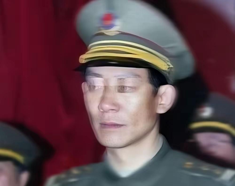 1992年，一名缉毒警察受邀参加颁奖仪式，由于主办方的失误，不小心切成了直播，导