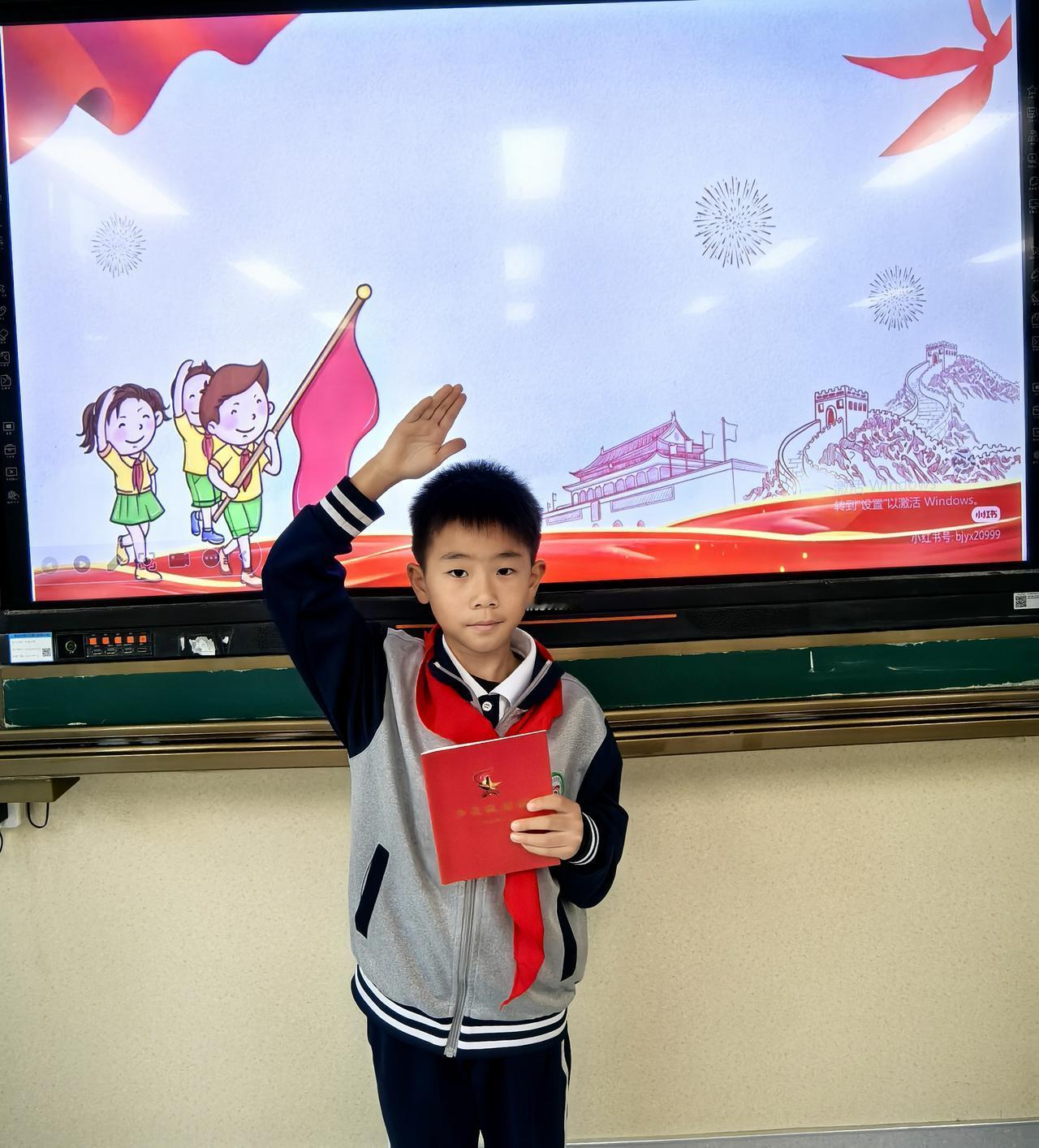 学校组织了庄严而又有意义的入队仪式，幼小的心灵播下了热爱祖国、热爱中国共产党的种