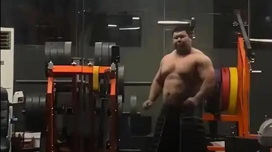 小徐凭借8块腹肌走红网络，成为“当代许褚”的称号，令人印象深刻。原本为了减肥而开