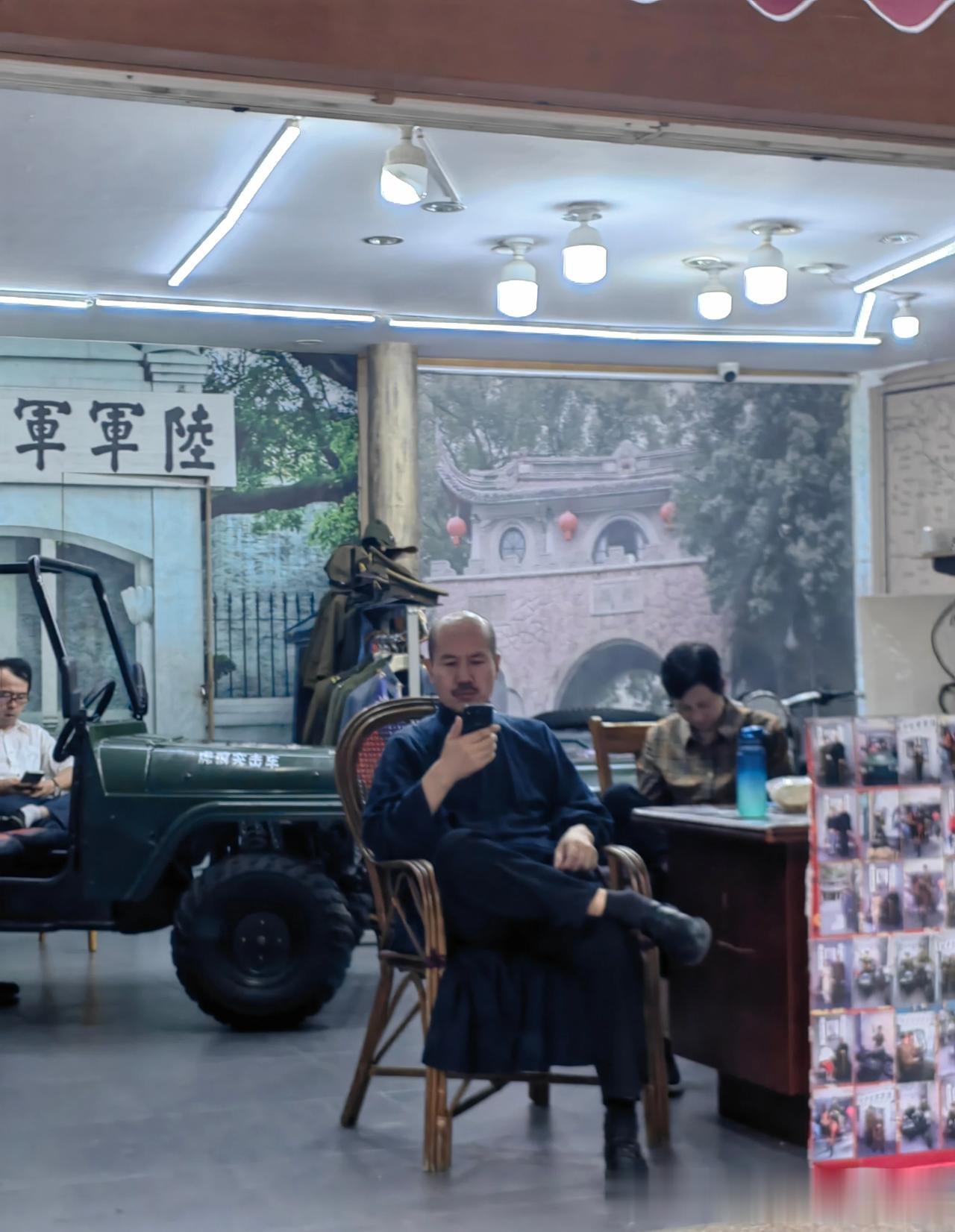 如果当年他有一台手机……
（国庆假日，奉化溪口蒋氏故居，看看网友们的自行发挥[偷