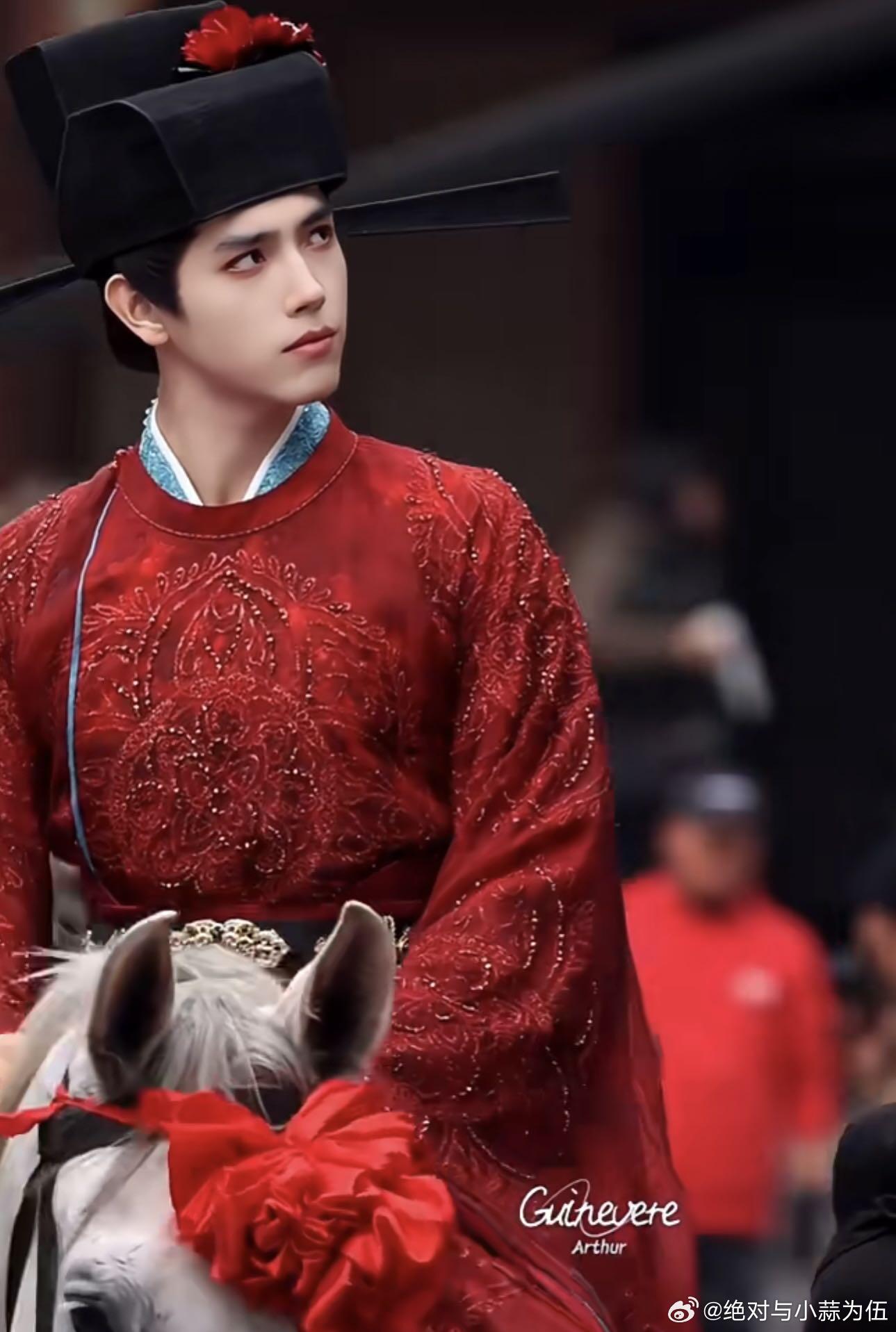 陈飞宇白日提灯坟围感告白 陈飞宇饰演的段胥太绝！坟前告白想当第23座坟，“那又怎