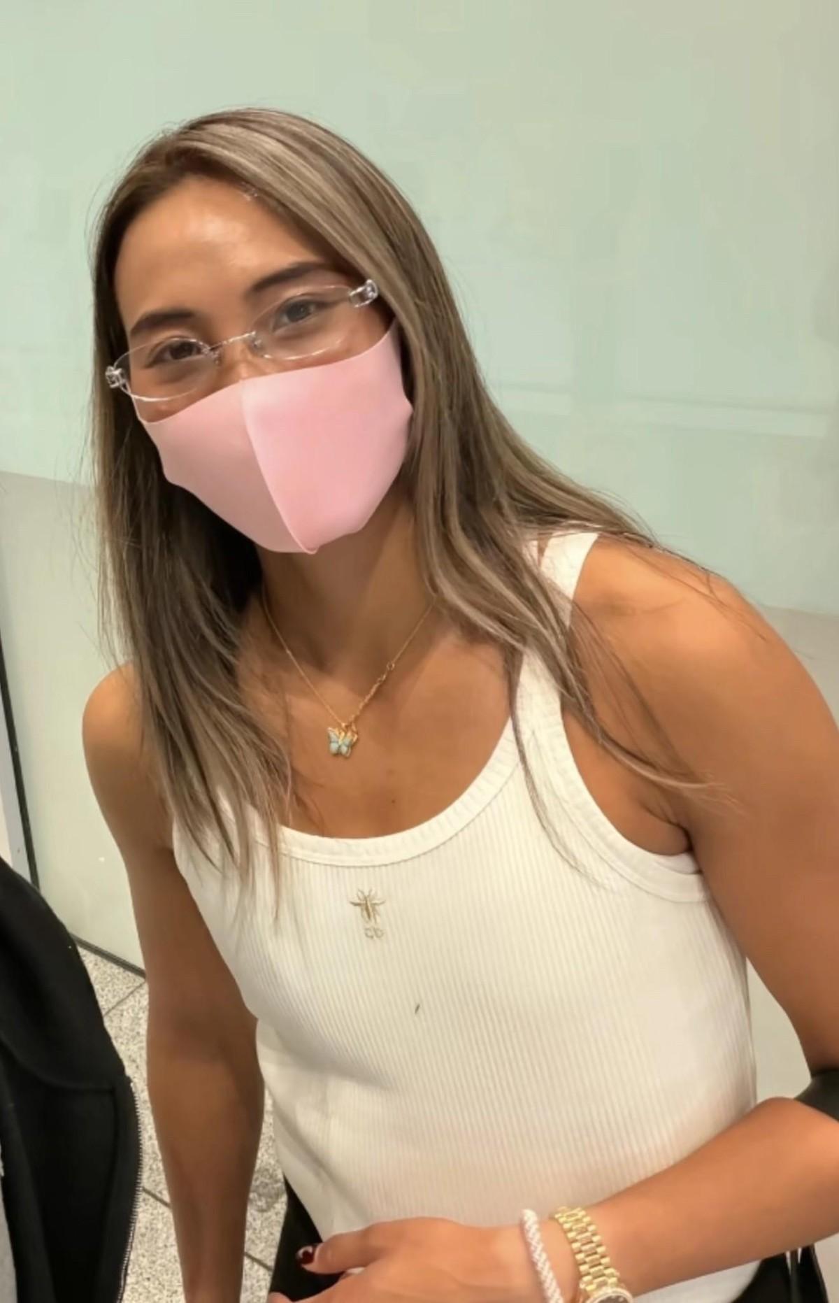 刚拿下冠军奖杯，转头就出现在机场飞西班牙接着练。
10月14号晚上，有网友在机场