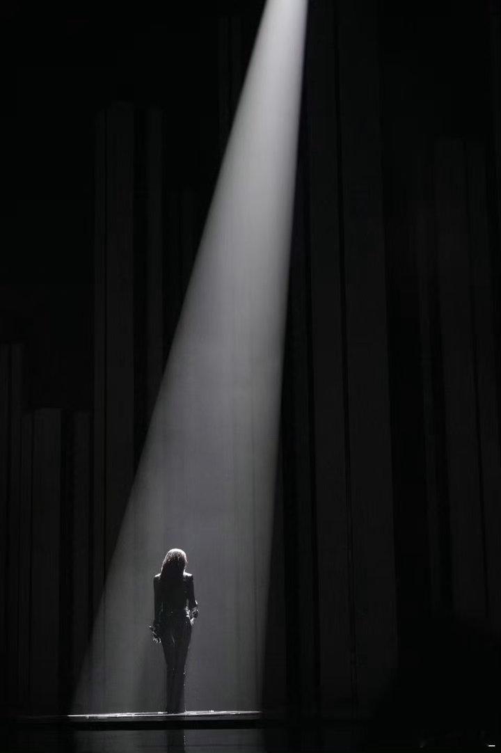 徐洁儿回应浪姐小考第一徐洁儿回应第一，惊喜又感恩。姐姐们一起磨细节练和声，这份努