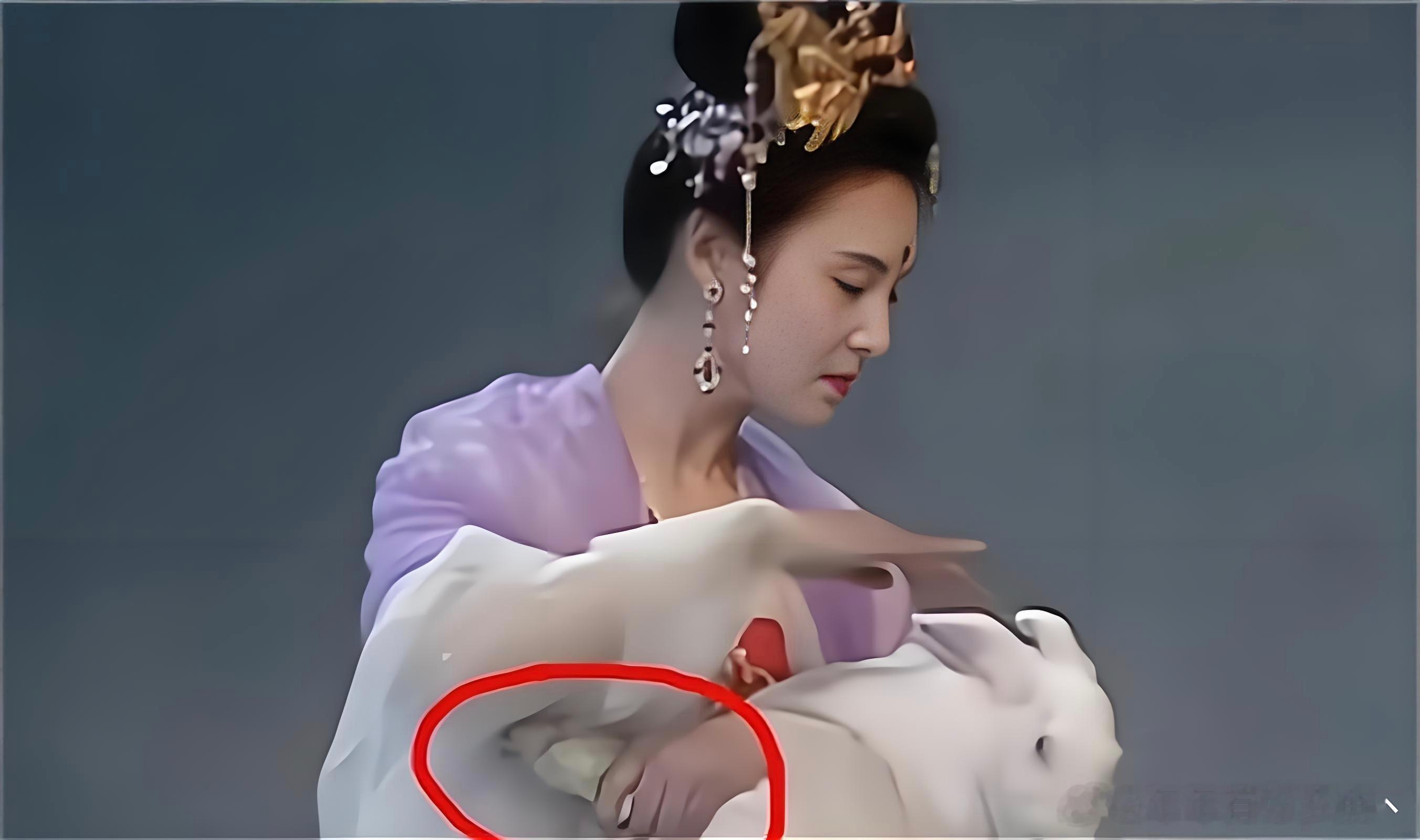 《西游记》当年只顾看嫦娥了，没注意到她是这样抱着玉兔的啊！ 