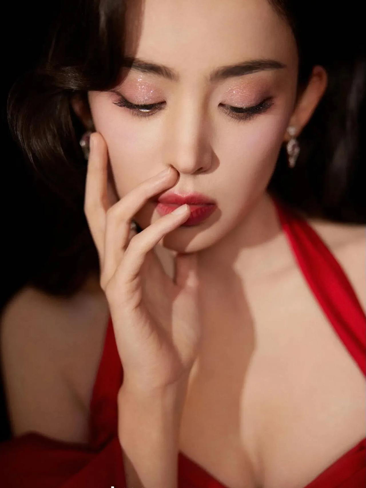 娜扎，一个备受瞩目的女演员，不仅有着出色的演艺天赋，更是一个生活品质高追求的时尚