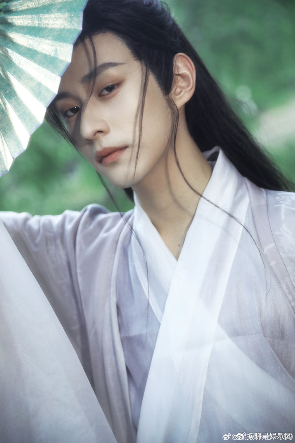 这场暗恋主打一个人尽皆知刘梦芮的眼神演技精准传递了暗恋的炽热与酸涩 ​​​
