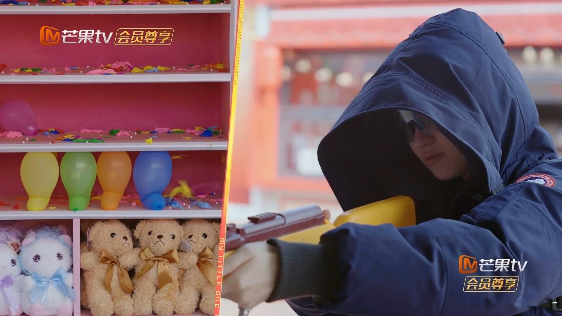 一诺天选射手我家那小子一诺在游乐园玩打气球，枪法准到离谱。三局全中，奖品堆满一车