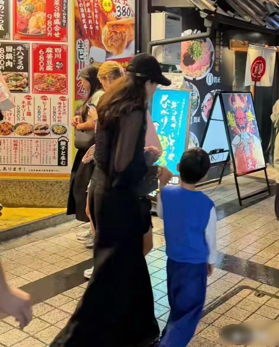 章子怡带娃在日本！醒醒穿马丁靴变女团风，竟是为追宋雨琦！有网友在日本神户偶遇章子