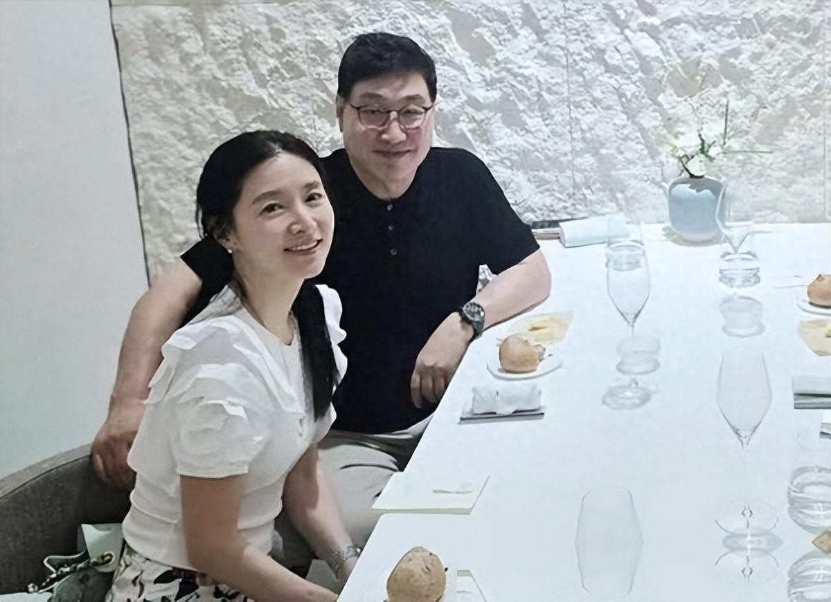 真没想到，前阵子看到李英爱和朋友聚餐的近照，直接被她身边的老公给惊艳到了！
谁能