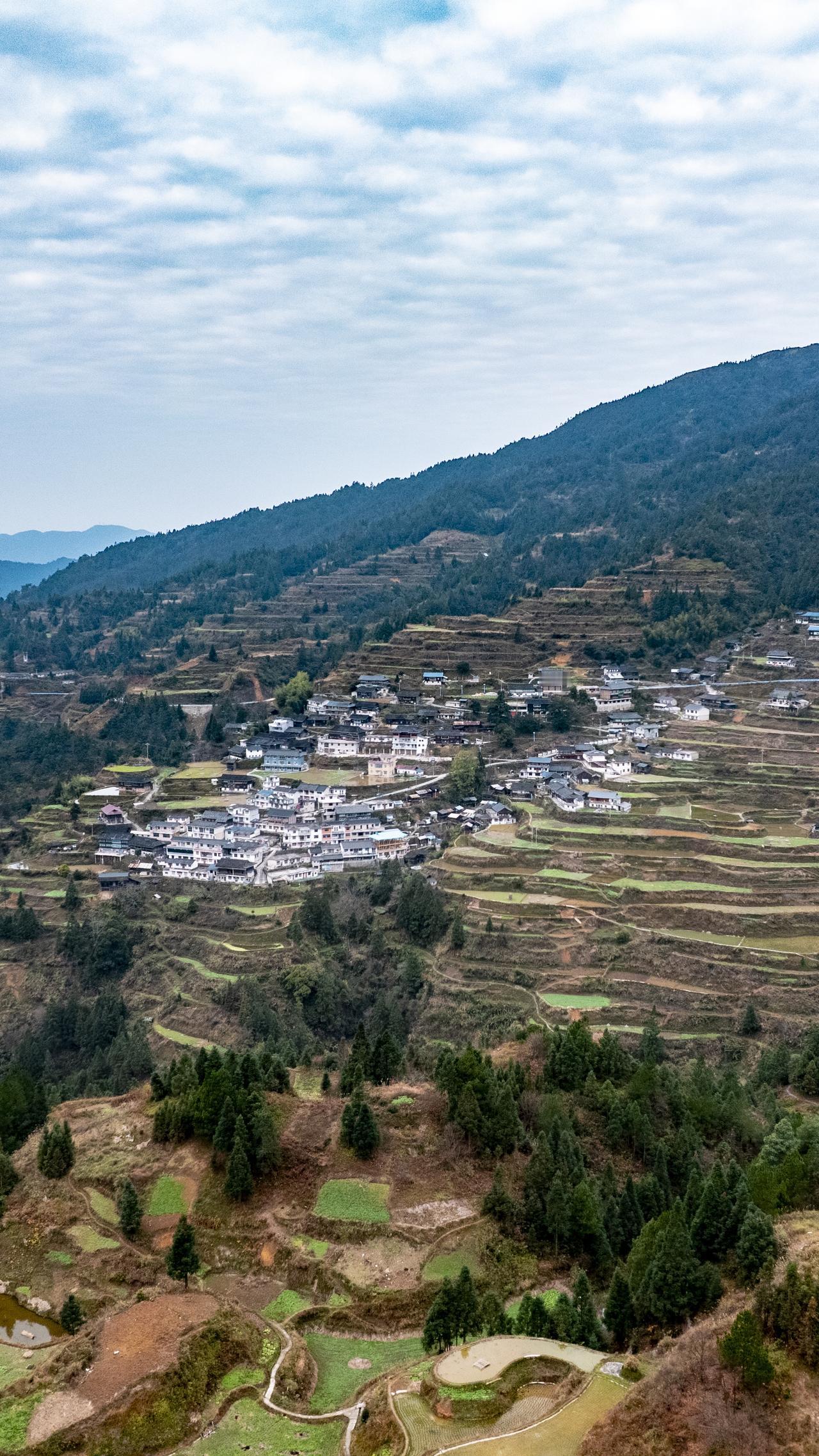 你知道寨子上为什么大多都是砖房吗？